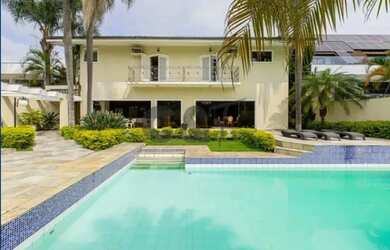 Imagem: A casa possui 4 Dormitórios, 5 Banheiros, 5 Vagas na garagem