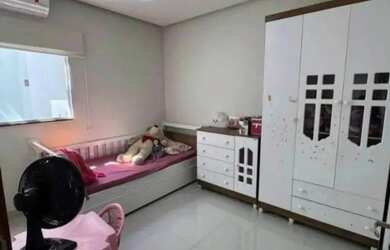 Imagem: A casa possui 3 Dormitórios, 2 Banheiros, 2 Vagas na garagem