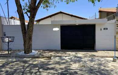 Imagem: A casa possui 3 Dormitórios, 2 Banheiros, 5 Vagas na garagem