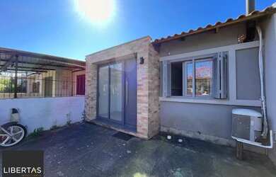 Imagem: A casa possui 2 Dormitórios, 1 Banheiro, 2 Vagas na garagem