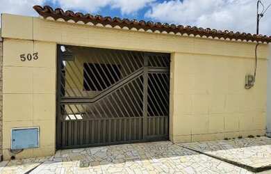 Imagem: A casa à venda possui 2 Dormitórios, 2 Banheiros, 1 Vaga na