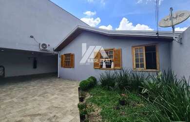 Imagem: A casa possui 3 Dormitórios, 2 Banheiros, 4 Vagas na garagem