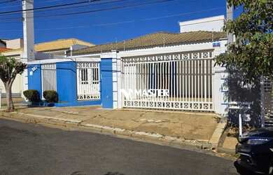 Imagem: A casa possui 4 Dormitórios, 3 Banheiros, 2 Vagas na garagem