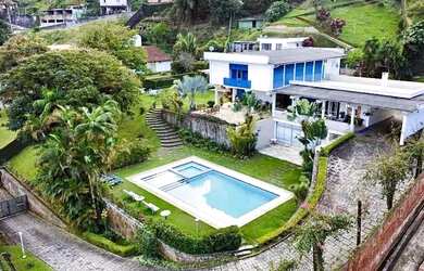 Imagem: A casa possui 5 Dormitórios, 1 Banheiro, 5 Vagas na garagem