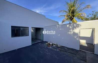 Imagem: A casa possui 2 Dormitórios, 2 Banheiros, 2 Vagas na garagem