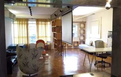 Imagem: O studio possui 1 Dormitório, 2 Banheiros, 90m² de Área