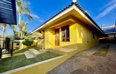 Imagem: A casa possui 3 Dormitórios, 3 Banheiros, 2 Vagas na garagem