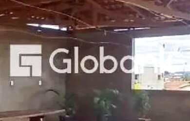 Imagem: A casa possui 3 Dormitórios, 2 Banheiros, 2 Vagas na garagem