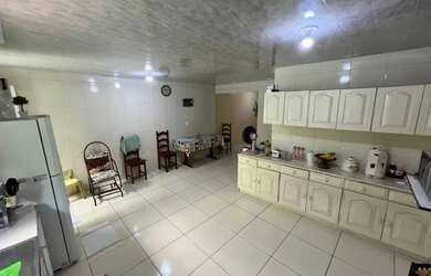 Imagem: A casa possui 3 Dormitórios, 2 Banheiros, 1 Vaga na garagem