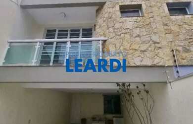 Imagem: A casa possui 4 Dormitórios, 5 Banheiros, 4 Vagas na garagem