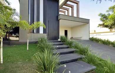 Imagem: A casa possui 3 Dormitórios, 3 Banheiros, 4 Vagas na garagem