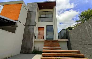 Imagem: A casa possui 3 Dormitórios, 3 Banheiros, 2 Vagas na garagem