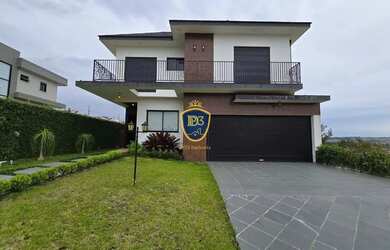 Imagem: A casa possui 4 Dormitórios, 4 Banheiros, 2 Vagas na garagem