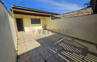 Imagem: A casa possui 2 Dormitórios, 2 Banheiros, 2 Vagas na garagem