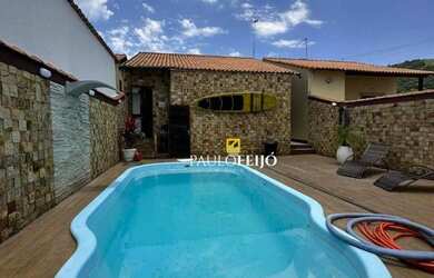 Imagem: A casa possui 2 Dormitórios, 1 Banheiro, 2 Vagas na garagem