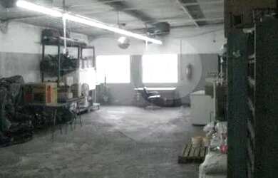 Imagem: O depósito possui 5 Vagas na garagem, 360m² de Área e está