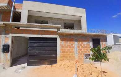 Imagem: A casa possui 3 Dormitórios, 3 Banheiros, 2 Vagas na garagem