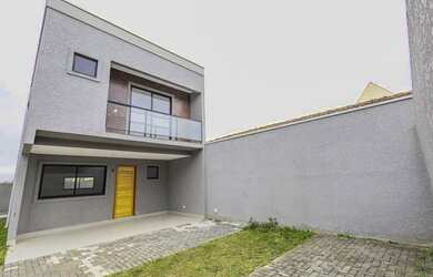 Imagem: A casa possui 3 Dormitórios, 3 Banheiros, 2 Vagas na garagem