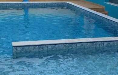 Imagem: A casa possui 4 Dormitórios, Acomodam 15 pessoas, 5 Vagas na