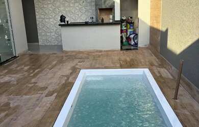 Imagem: A casa possui 3 Dormitórios, 3 Banheiros, 2 Vagas na garagem