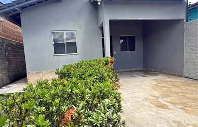 Imagem: A casa possui 3 Dormitórios, 2 Banheiros, 2 Vagas na garagem