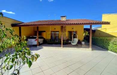 Imagem: A casa possui 3 Dormitórios, 3 Banheiros, 5 Vagas na garagem