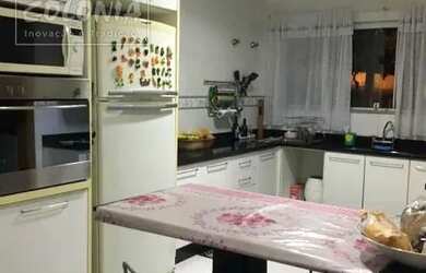 Imagem: A casa possui 3 Dormitórios, 4 Banheiros, 5 Vagas na garagem