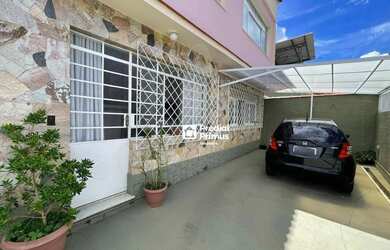 Imagem: A casa possui 3 Dormitórios, 2 Banheiros, 2 Vagas na garagem