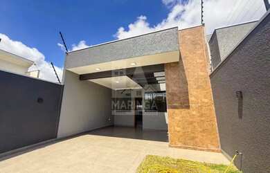 Imagem: A casa possui 3 Dormitórios, 2 Banheiros, 2 Vagas na garagem