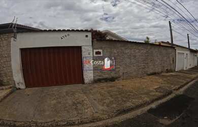 Imagem: A casa possui 2 Dormitórios, 1 Banheiro, 2 Vagas na garagem