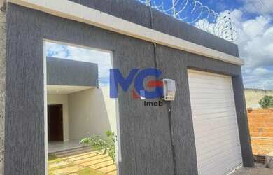 Imagem: A casa possui 3 Dormitórios, 2 Banheiros, 2 Vagas na garagem