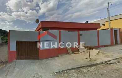 Imagem: A casa possui 5 Dormitórios, 3 Banheiros, 2 Vagas na garagem