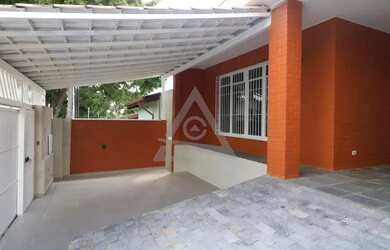 Imagem: A casa possui 3 Dormitórios, 2 Banheiros, 5 Vagas na garagem