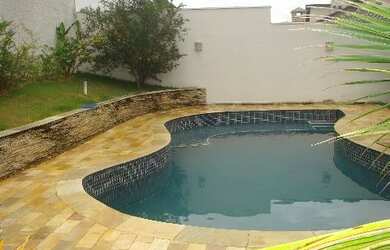 Imagem: A casa possui 4 Dormitórios, 5 Banheiros, 4 Vagas na garagem