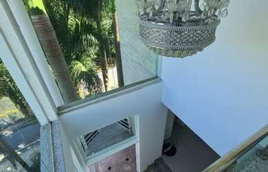 Imagem: A casa em condomínio possui 5 Dormitórios, 5 Banheiros, 355m²