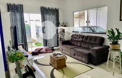 Imagem: A casa possui 3 Dormitórios, 2 Banheiros, 4 Vagas na garagem