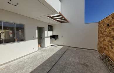 Imagem: A casa possui 3 Dormitórios, 2 Banheiros, 4 Vagas na garagem