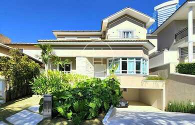 Imagem: A casa possui 4 Dormitórios, 5 Banheiros, 2 Vagas na garagem