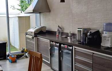 Imagem: A casa possui 3 Dormitórios, 5 Banheiros, 2 Vagas na garagem