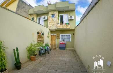 Imagem: A casa possui 2 Dormitórios, 2 Banheiros, 2 Vagas na garagem