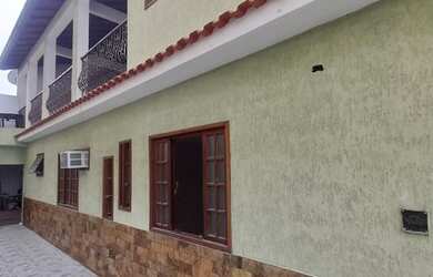 Imagem: A casa possui 3 Dormitórios, 3 Banheiros, 1 Vaga na garagem