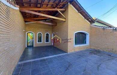 Imagem: A casa possui 4 Dormitórios, 3 Banheiros, 3 Vagas na garagem