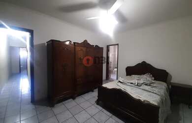 Imagem: A casa possui 3 Dormitórios, 4 Banheiros, 2 Vagas na garagem