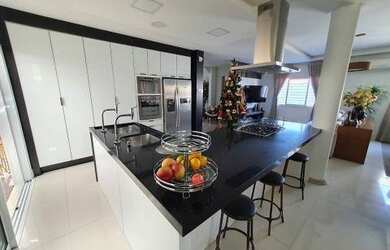 Imagem: A casa possui 4 Dormitórios, 5 Banheiros, 3 Vagas na garagem