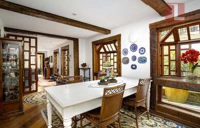 Imagem: A casa possui 5 Dormitórios, 5 Banheiros, 4 Vagas na garagem