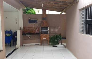 Imagem: A casa possui 4 Dormitórios, 1 Banheiro, 2 Vagas na garagem