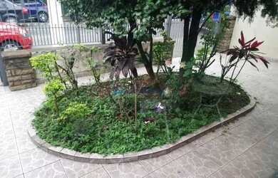 Imagem: A casa possui 3 Dormitórios, 2 Banheiros, 2 Vagas na garagem