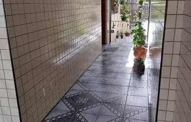 Imagem: A casa possui 3 Dormitórios, 2 Banheiros, 2 Vagas na garagem