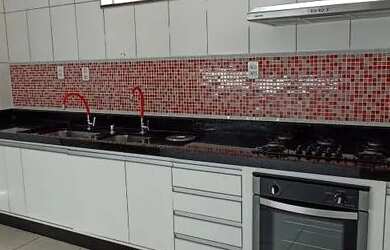 Imagem: A casa possui 2 Dormitórios, 2 Banheiros, 1 Vaga na garagem