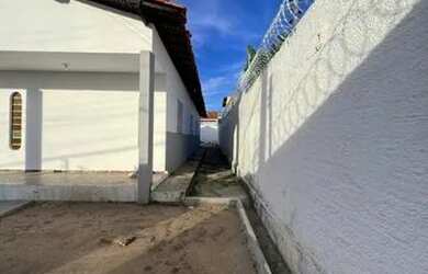 Imagem: A casa possui 2 Dormitórios, 4 Banheiros, 5 Vagas na garagem